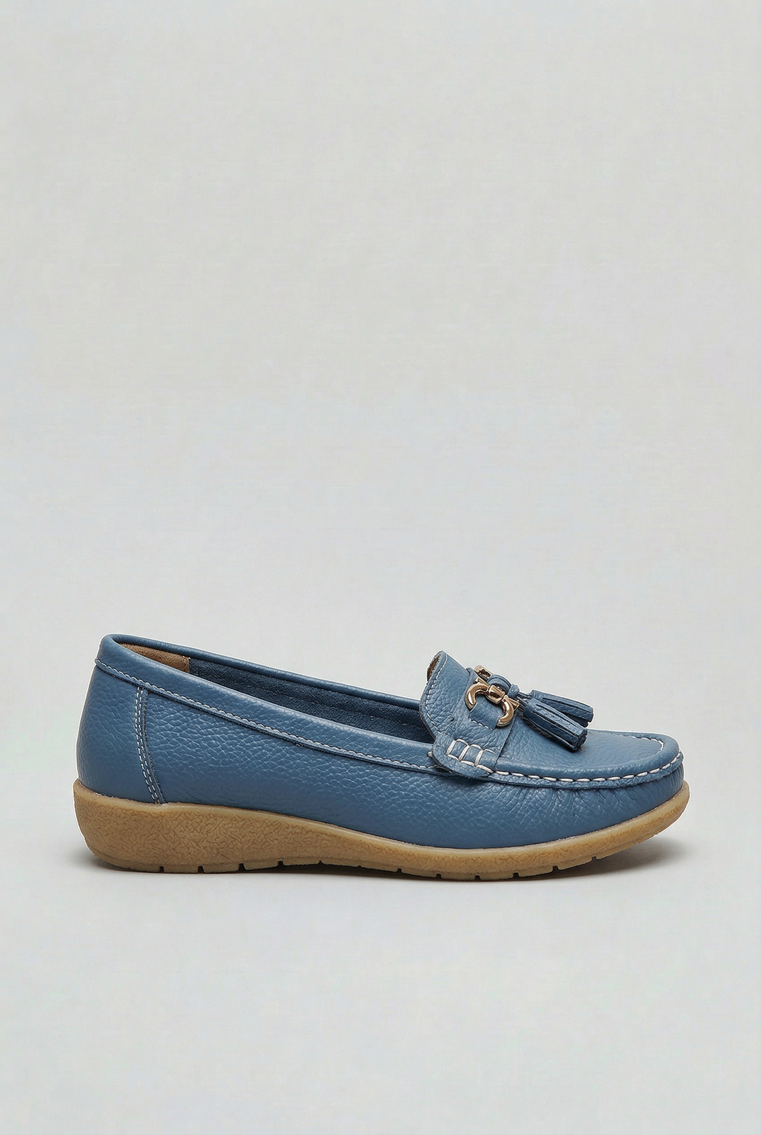 Women's cushioned slip-on loafers for all-day comfort. Ideal everyday flat shoes with classic style.