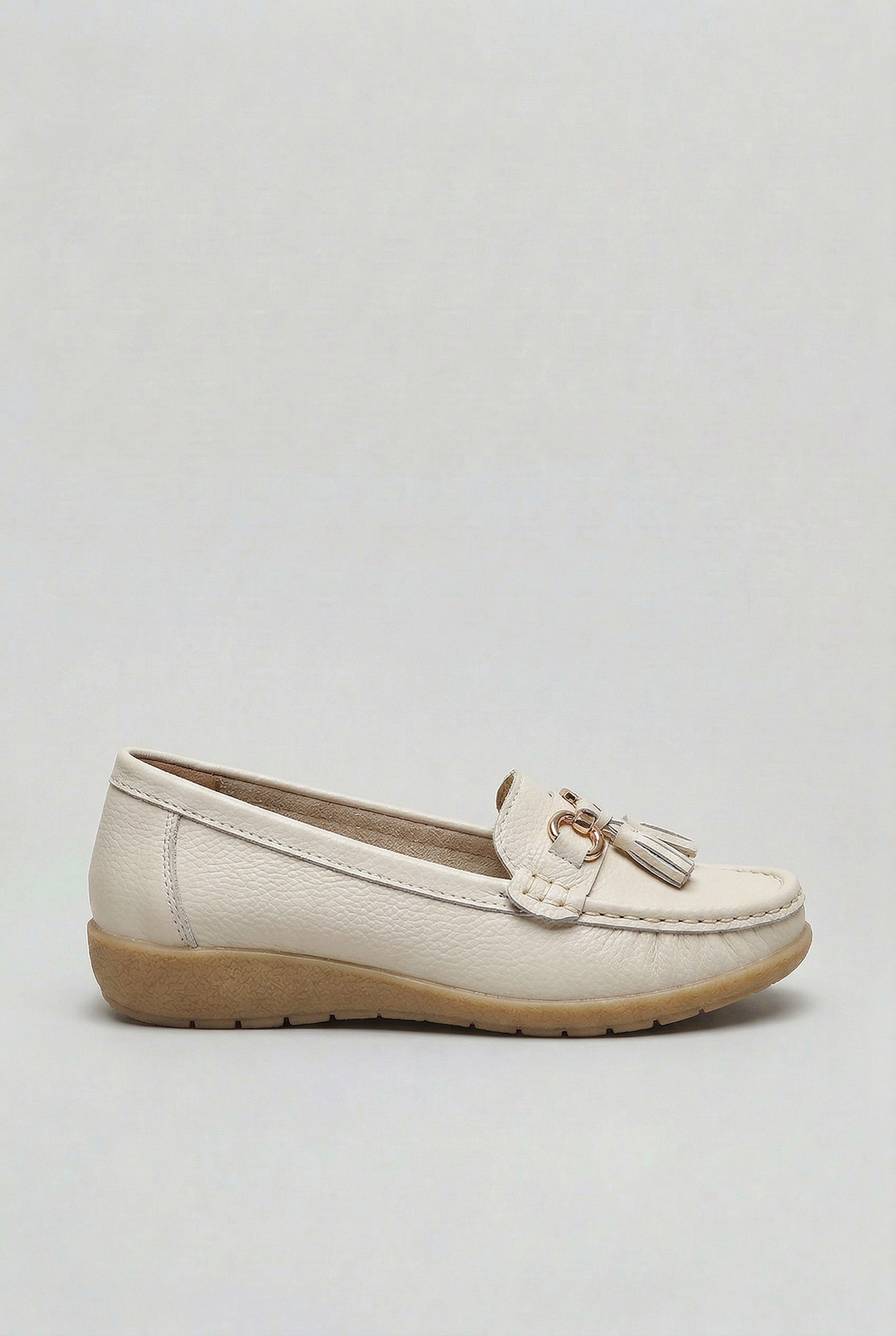 Ultimate comfort women's cushioned loafers. Flat slip-on style for all-day wear, versatile everyday footwear.