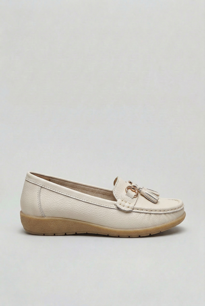 Ultimate comfort women's cushioned loafers. Flat slip-on style for all-day wear, versatile everyday footwear.