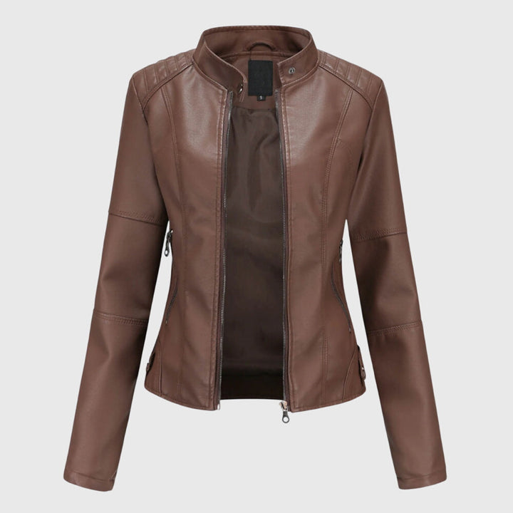 Chic women's oversized shacket for versatile layering. Collared button-front jacket, ideal spring or fall outerwear.