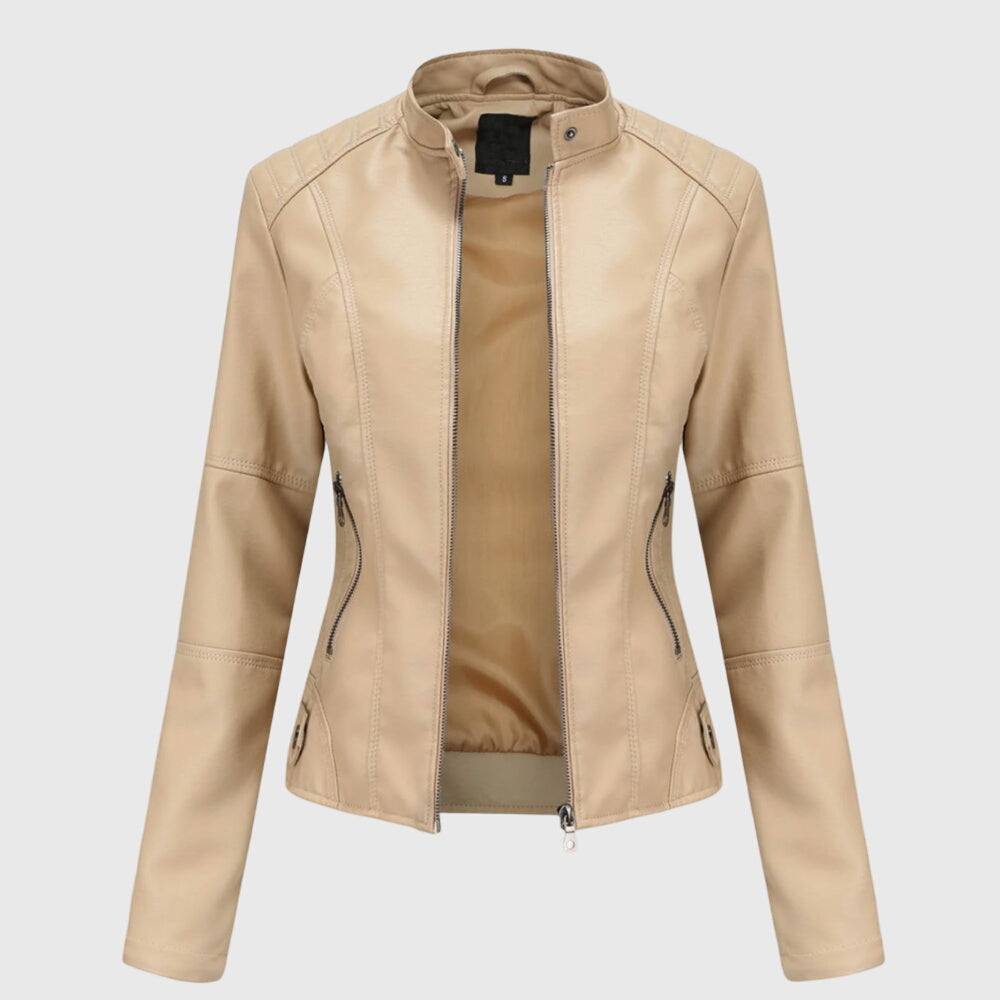 Stylish women's shacket: oversized, collared, and button-front. A modern, versatile jacket for effortless daily wear.