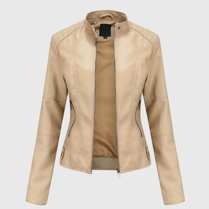 Stylish women's shacket: oversized, collared, and button-front. A modern, versatile jacket for effortless daily wear.