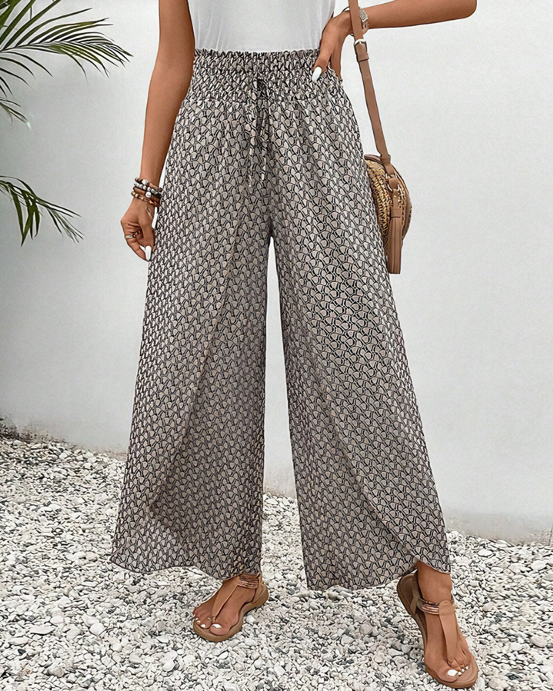 Women's effortless relaxed wide-leg pants, perfect for comfortable everyday wear and versatile summer style.