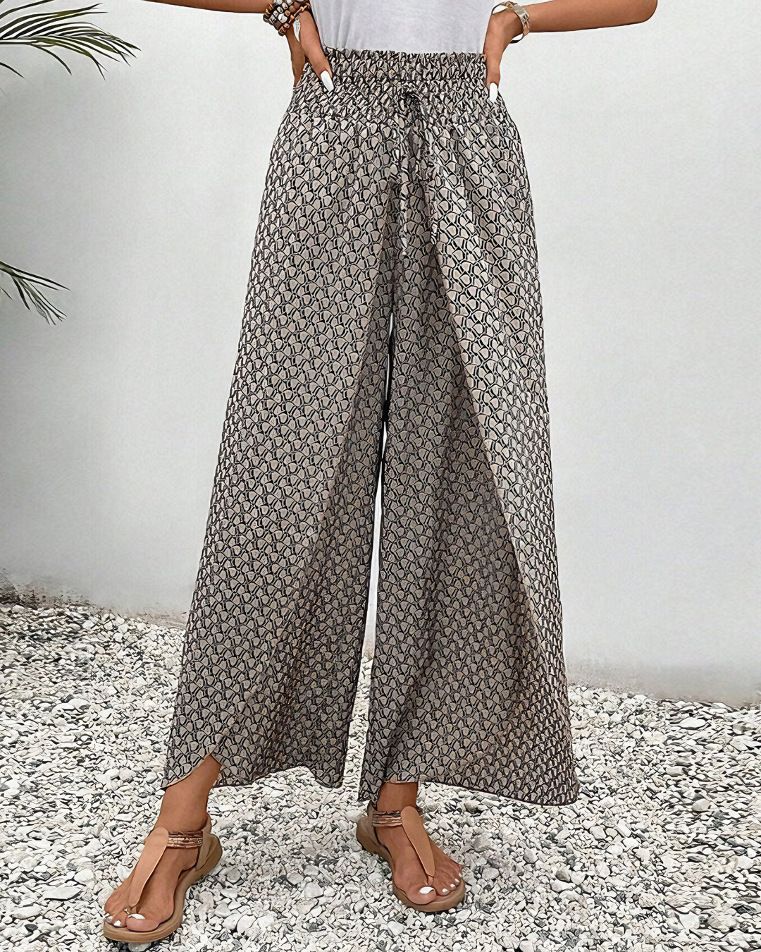 Modern women's relaxed fit wide-leg pants, incredibly comfortable for versatile fashion and daily wear.