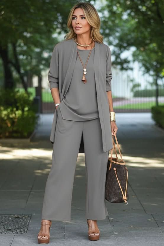 Effortless women's 3-piece summer lounge set, versatile for travel and relaxed, stylish casual wear.