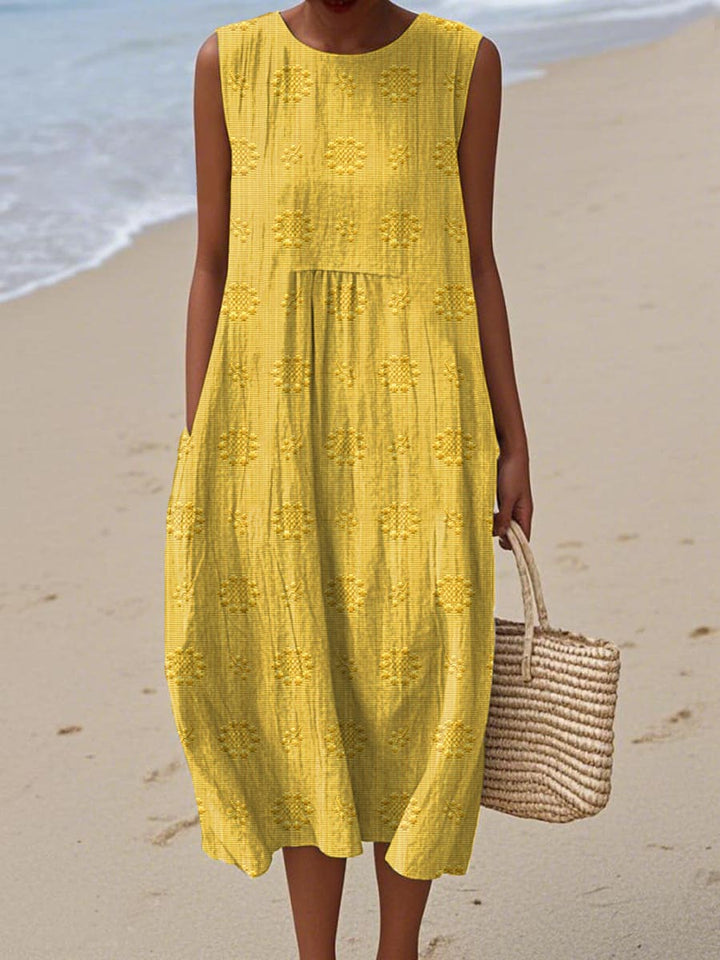 Flowy women's midi dress, relaxed fit, sleeveless, versatile for everyday summer wear, with practical pockets.