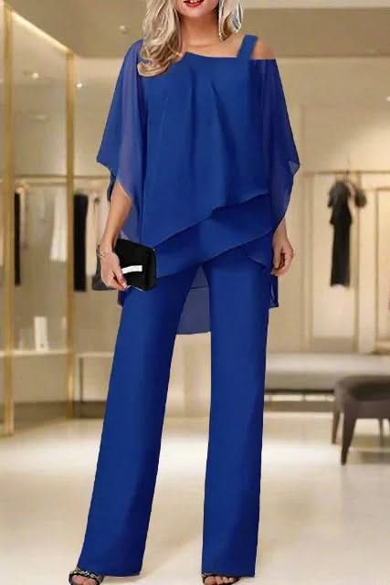 Relaxed women's two-piece casual outfit, offering supreme comfort and a chic day-to-night style.