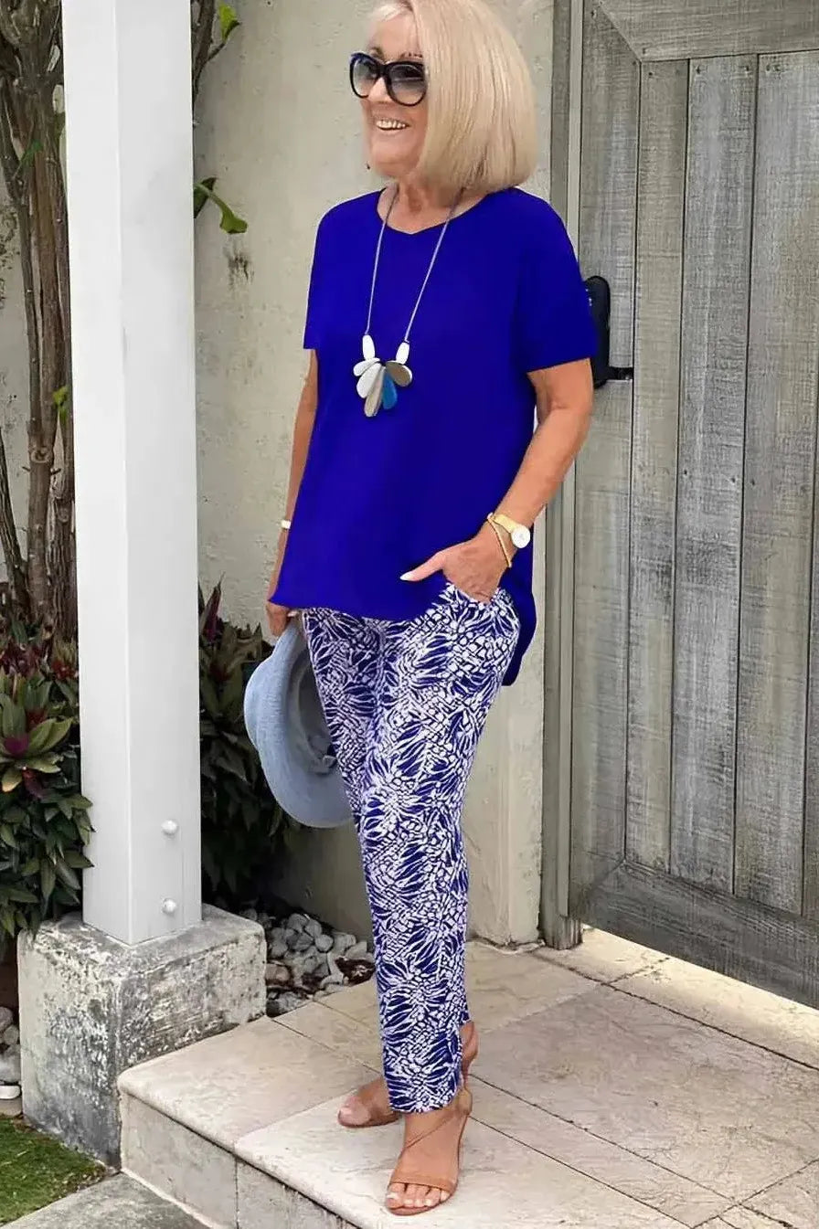 Elegant blue patterned women's shirt, comfortable and relaxed fit, a versatile long sleeve top.