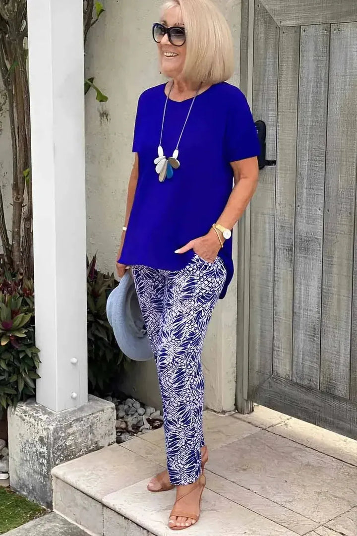 Elegant blue patterned women's shirt, comfortable and relaxed fit, a versatile long sleeve top.