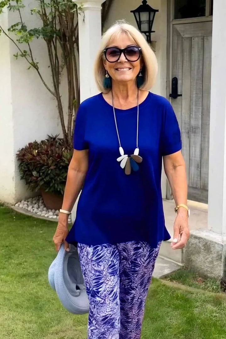 Everyday fashion: women's elegant patterned blue blouse with a relaxed fit, comfortable and stylish.