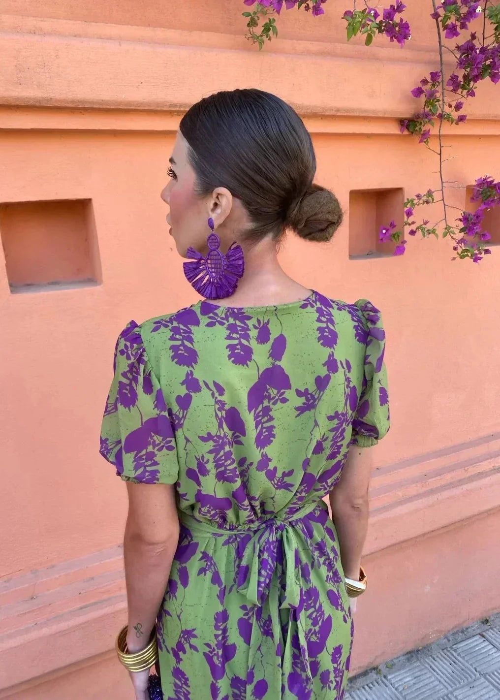 Stylish women's floral midi dress with a comfortable wrap V-neckline and elegant puff sleeves, a summer essential.