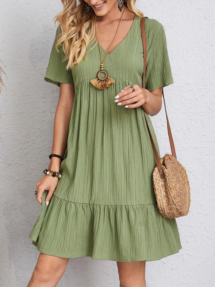 Stylish women's midi dress for everyday wear, featuring a comfortable fit, short sleeves, and round neck.