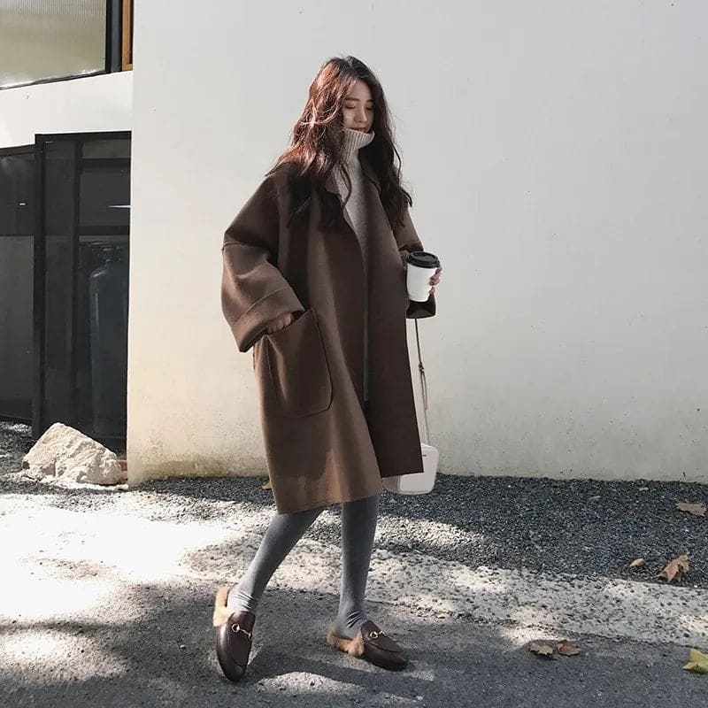 Chic women's oversized trench coat, offering a loose, elegant fit for versatile fall and winter outerwear.