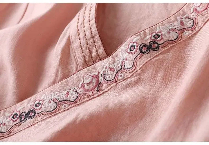 Women's casual patterned V-neck blouse, relaxed fit. Stylish & comfortable for daily wear.