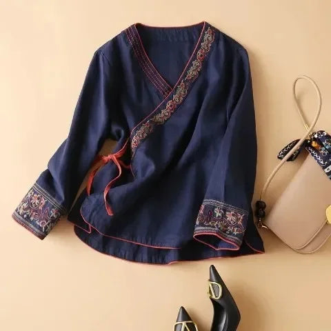 Women's casual patterned blouse, V-neck, relaxed fit for comfort. Elegant everyday top.