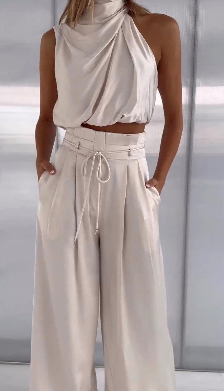 Women's elegant two-piece loungewear set in cotton linen blend. Chic matching blouse and trousers for comfort and style.