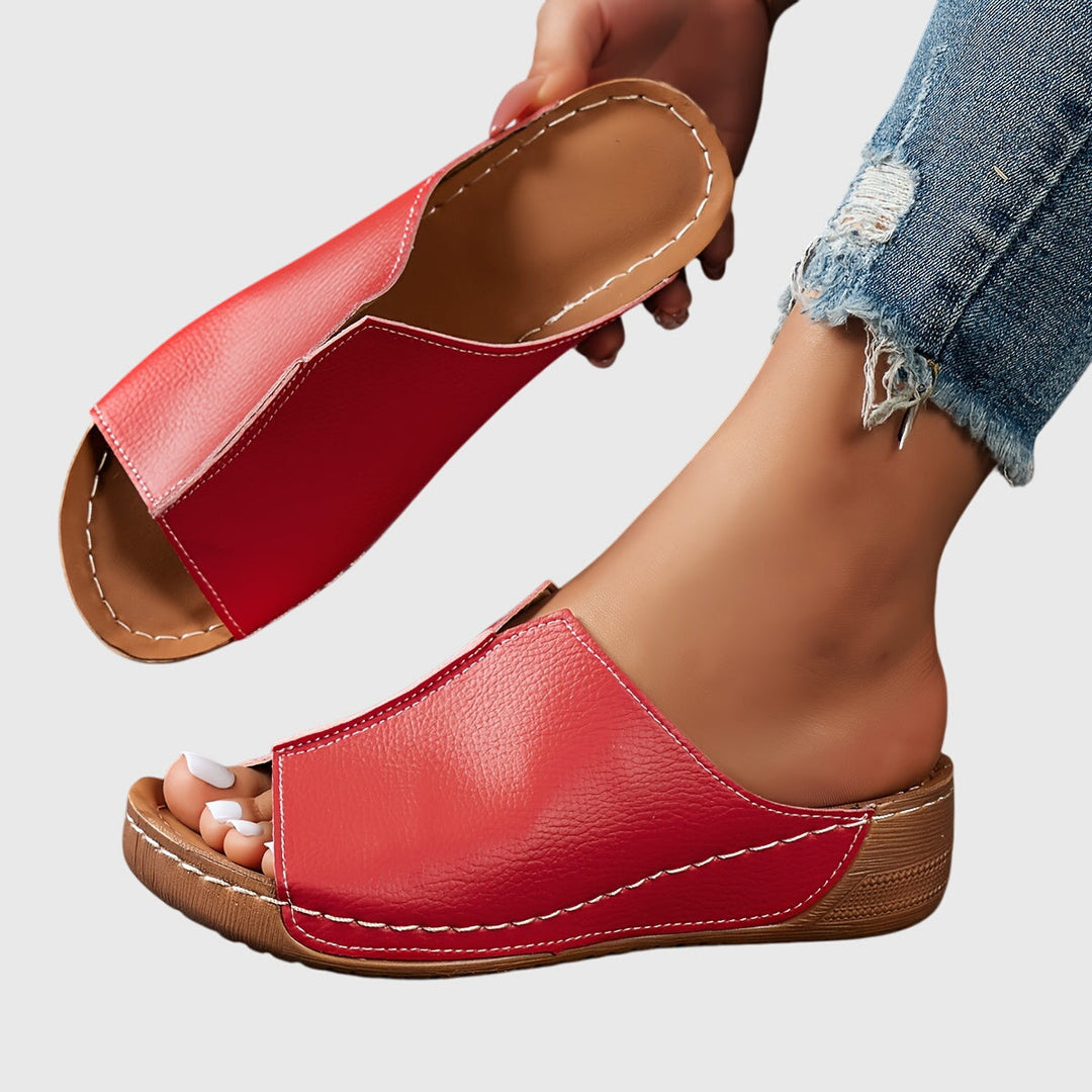 Ergonomic open-toe flat sandals for women, designed for maximum comfort & style. Essential summer footwear.