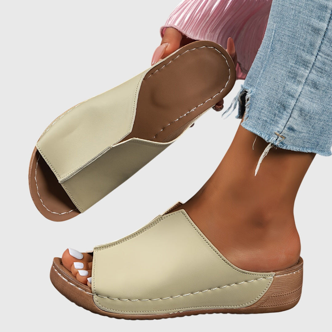 Comfortable & stylish women's flat sandals. Open-toe, ergonomic, and adjustable for perfect summer wear.