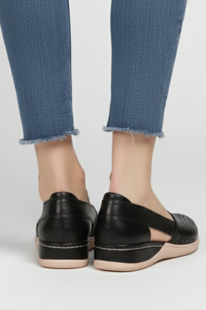 Fashionable women's casual shoes featuring breathable cut-outs. Ideal for versatile everyday style.