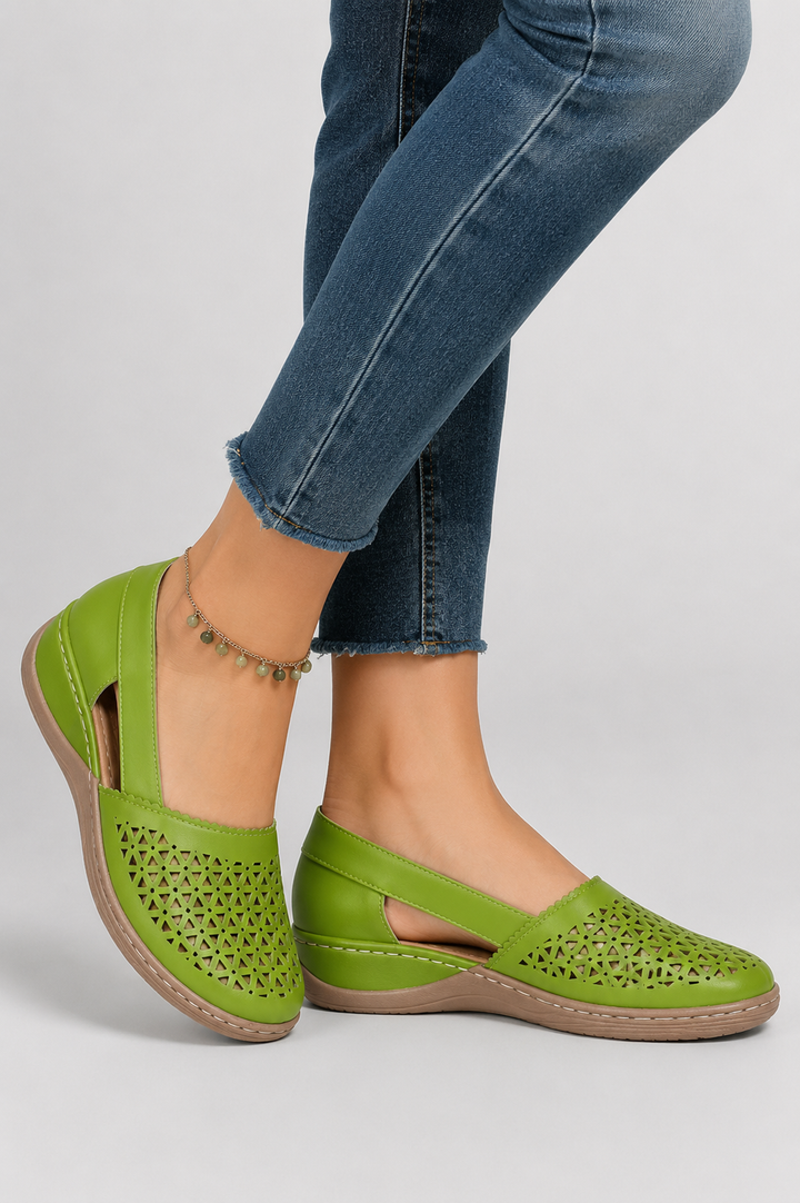 Women's everyday comfort shoes with stable support and padded insoles for superior walking experience.
