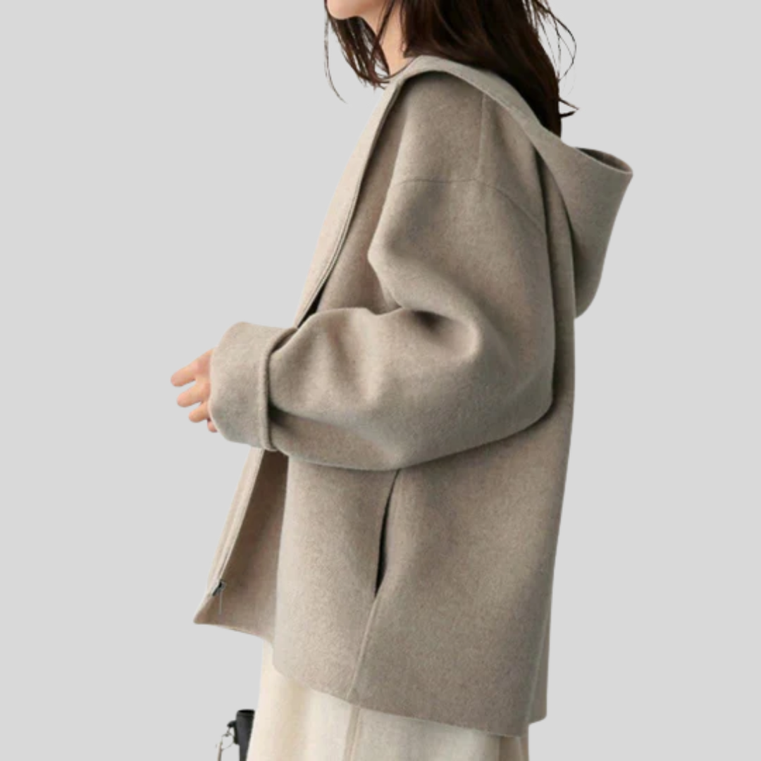 Stylish women's hooded zipper jacket with long sleeves, ideal for comfortable and versatile everyday fall fashion.