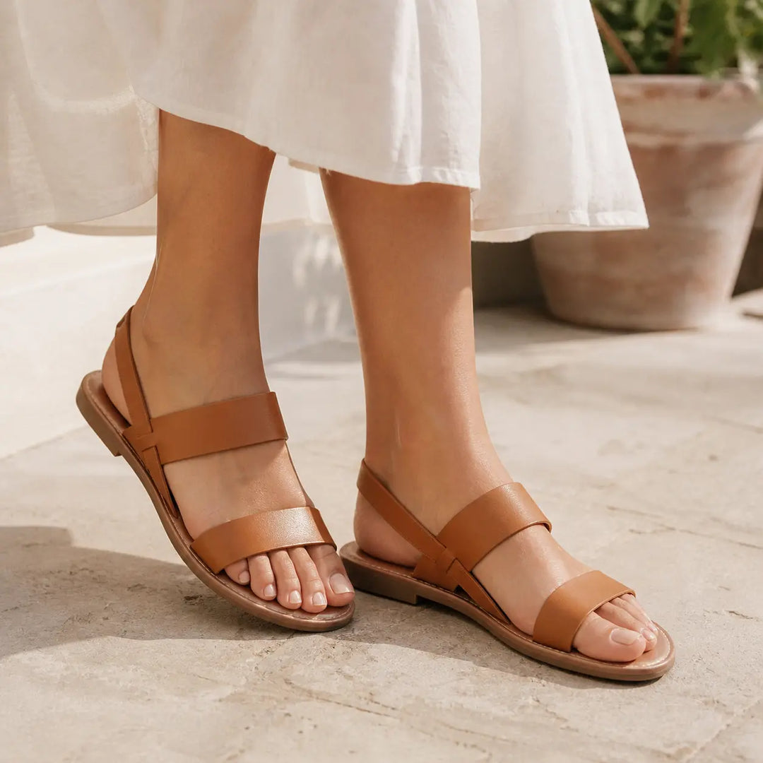 Comfortable women's flat sandals featuring chic crossover straps, ideal for everyday casual wear.