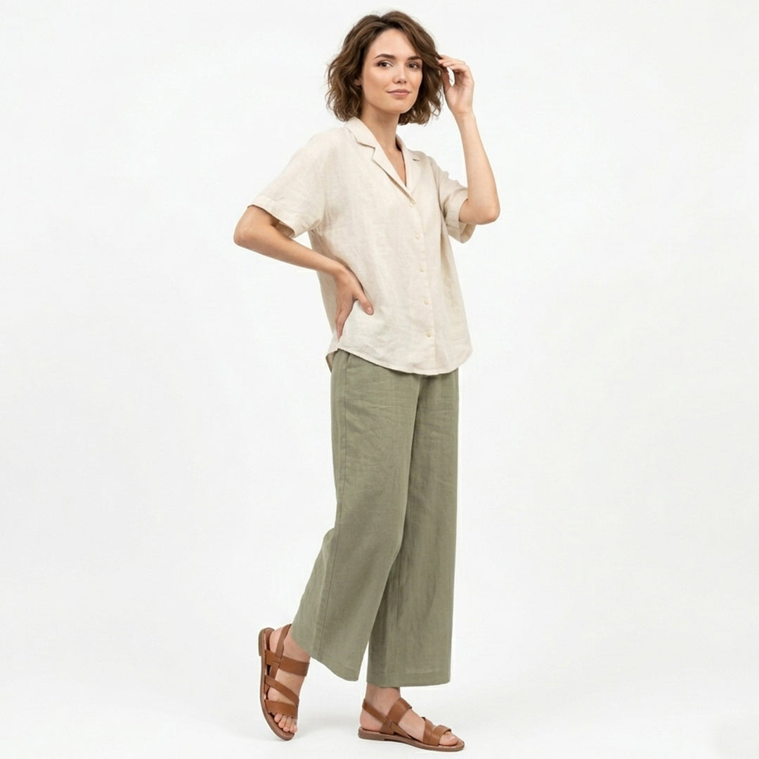 Fashionable open-toe women's flat sandals with elegant crossover straps for a trendy look.