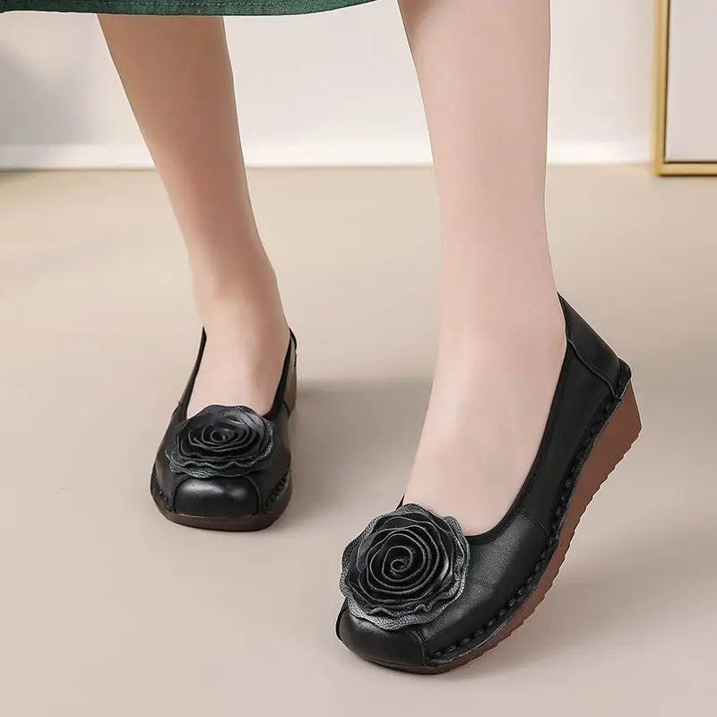Breathable women's comfort loafers, floral appliqué and convenient slip-on.