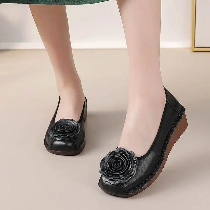 Breathable women's comfort loafers, floral appliqué and convenient slip-on.