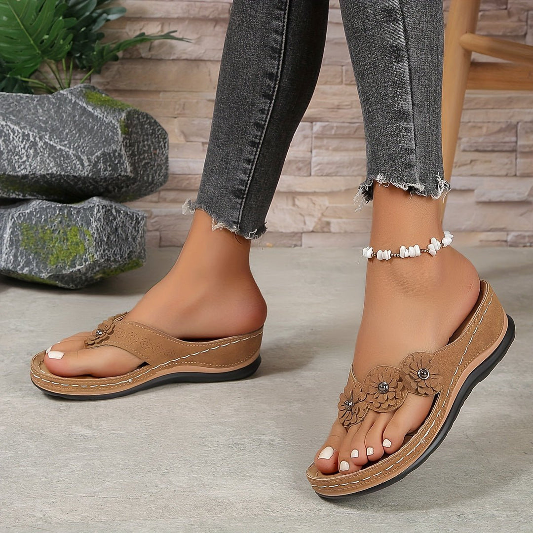 Casual women's floral platform sandals. Perfect open-toe wedge footwear for summer comfort.