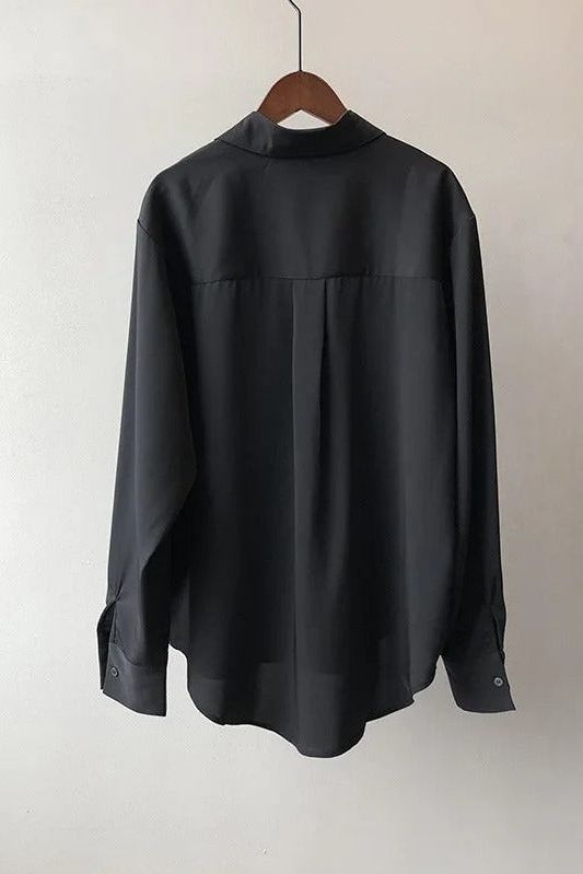 Long sleeve women's flowy blouse, chic print, designed for effortless comfort and versatile everyday style.