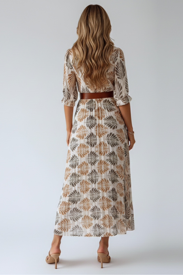 Stylish women's maxi dress featuring a beautiful patterned print & flowy design. Ideal for spring & summer.