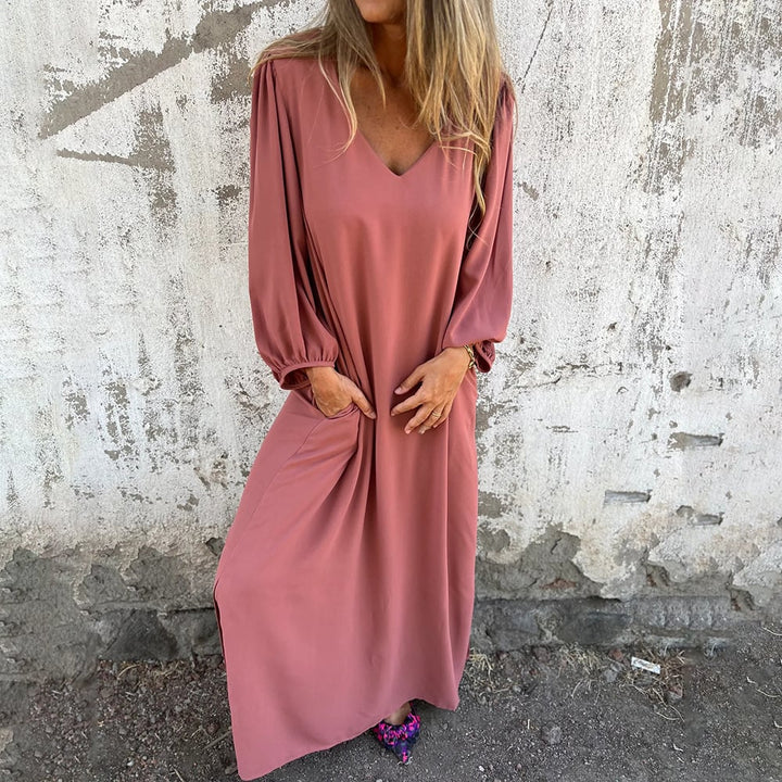 Comfortable women's casual maxi dress showcasing functional pockets and chic flowy fabric.