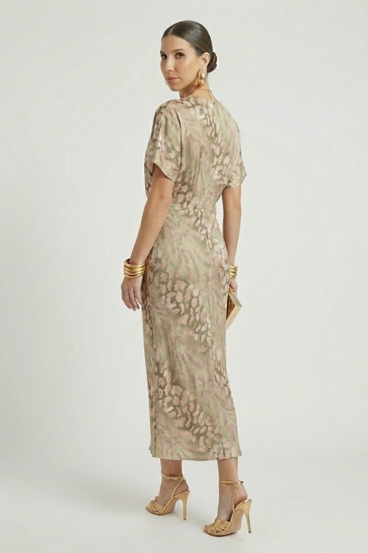 Fashionable women's floral midi dress, V-neck, short sleeves, and comfortable pleated hem, great for casual summer wear.