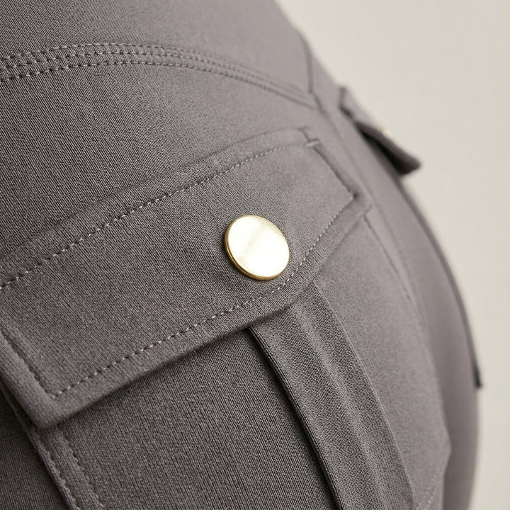 Comfortable women's high-waist cargo leggings with pockets, ideal for fitness, yoga, or everyday active wear.