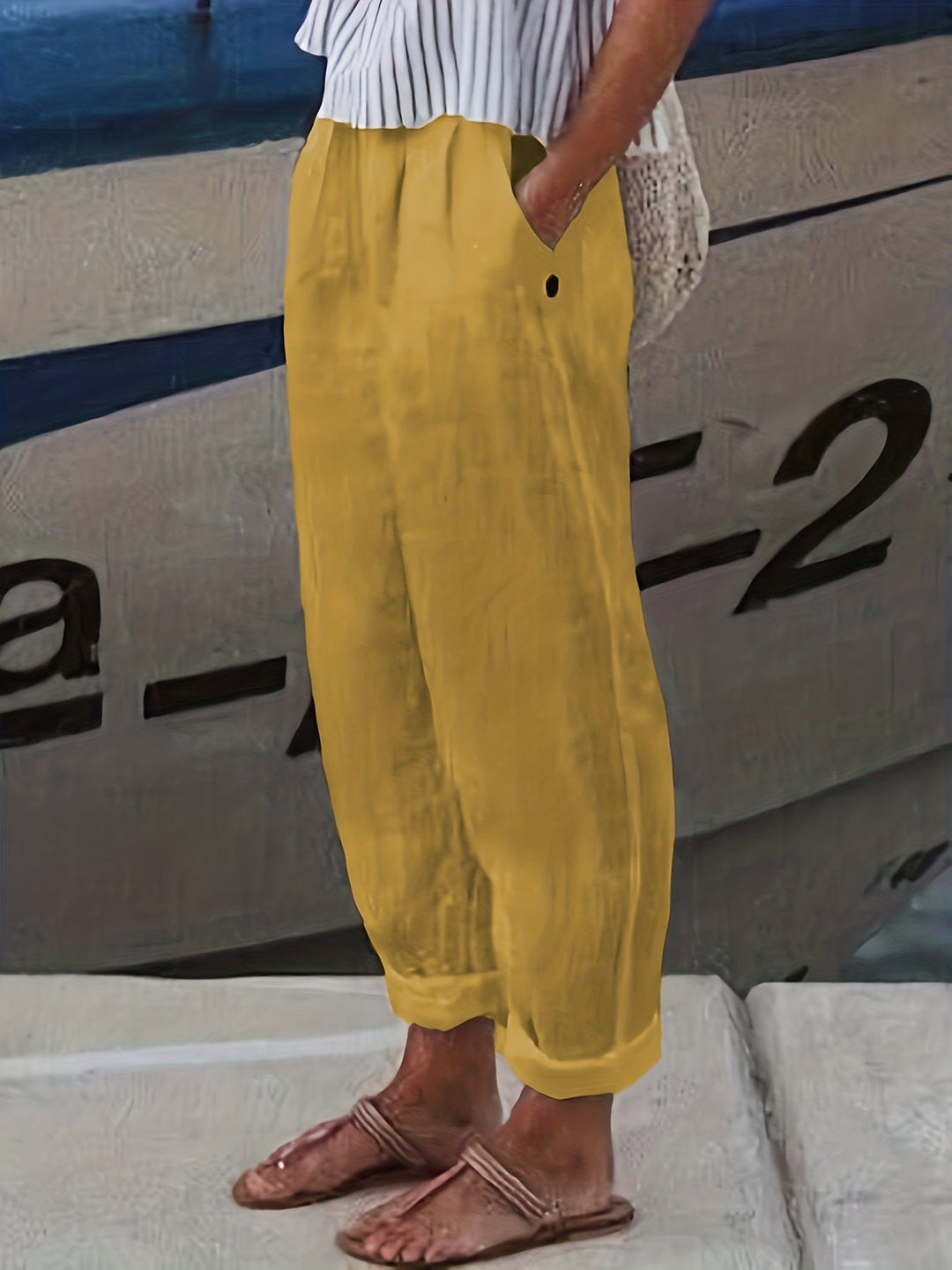 Versatile women's high-waisted pants, relaxed for comfort, with a trendy roll hem detail.