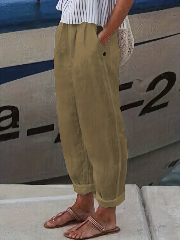 Comfortable women's high-waisted pants, relaxed fit, featuring a chic roll hem. Great for vacation.