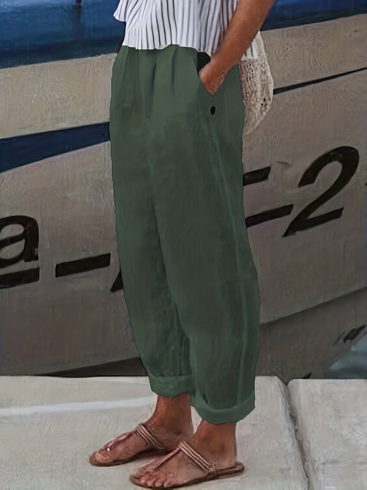 Women's vacation pants: high waist, relaxed fit, and fashionable roll hem. Ideal for warm weather.