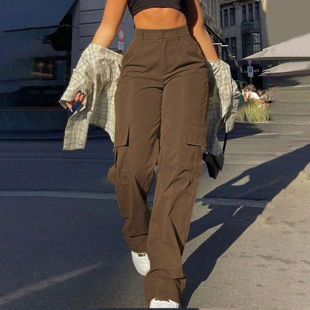 Trendy women's wide leg cargo pants with a comfortable high waist and functional pockets, ideal for everyday wear.