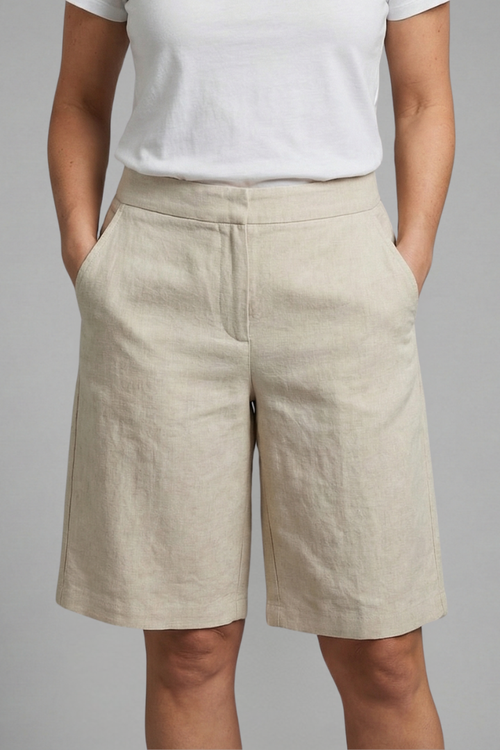 Women's high-waisted tailored fit summer shorts. Elegant and versatile for casual wear.