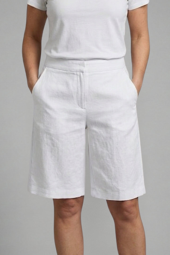 Comfortable women's high-waisted tailored shorts with pockets, perfect for chic summer and spring fashion.