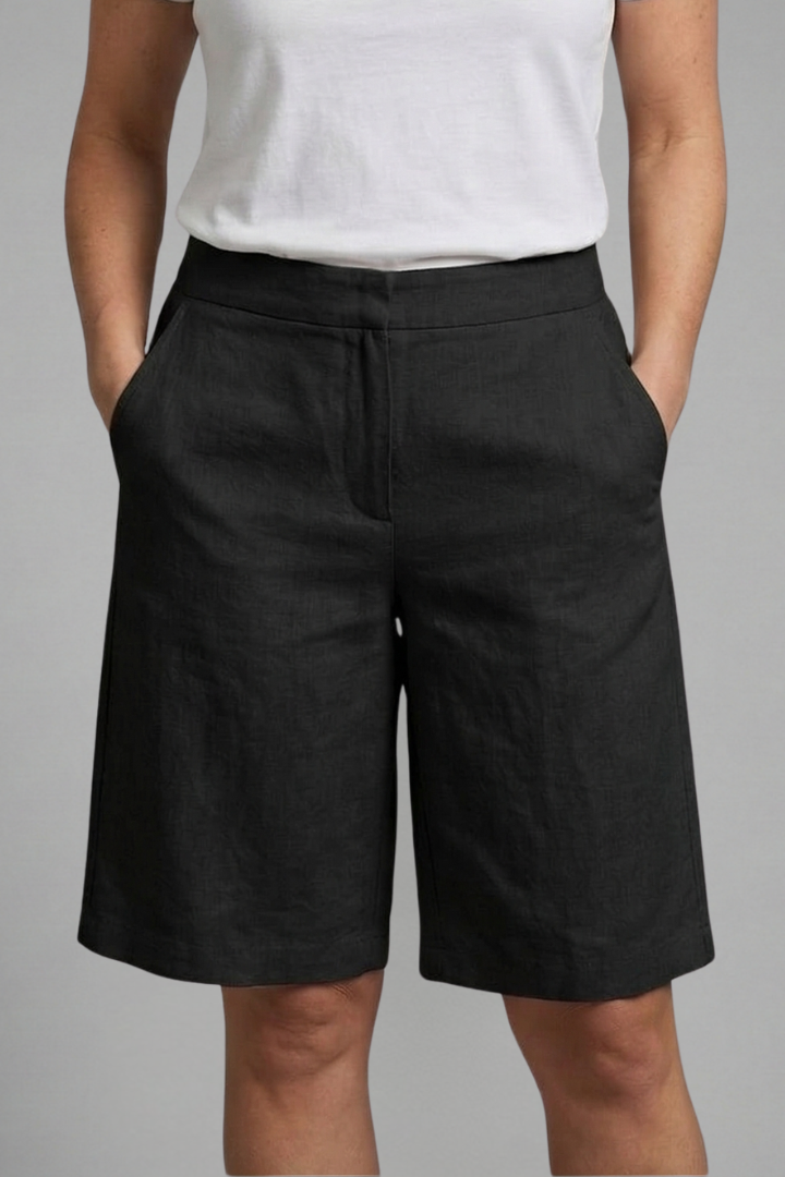 Chic women's high-waisted tailored summer shorts, offering a relaxed yet polished look for versatile spring and summer fashion.