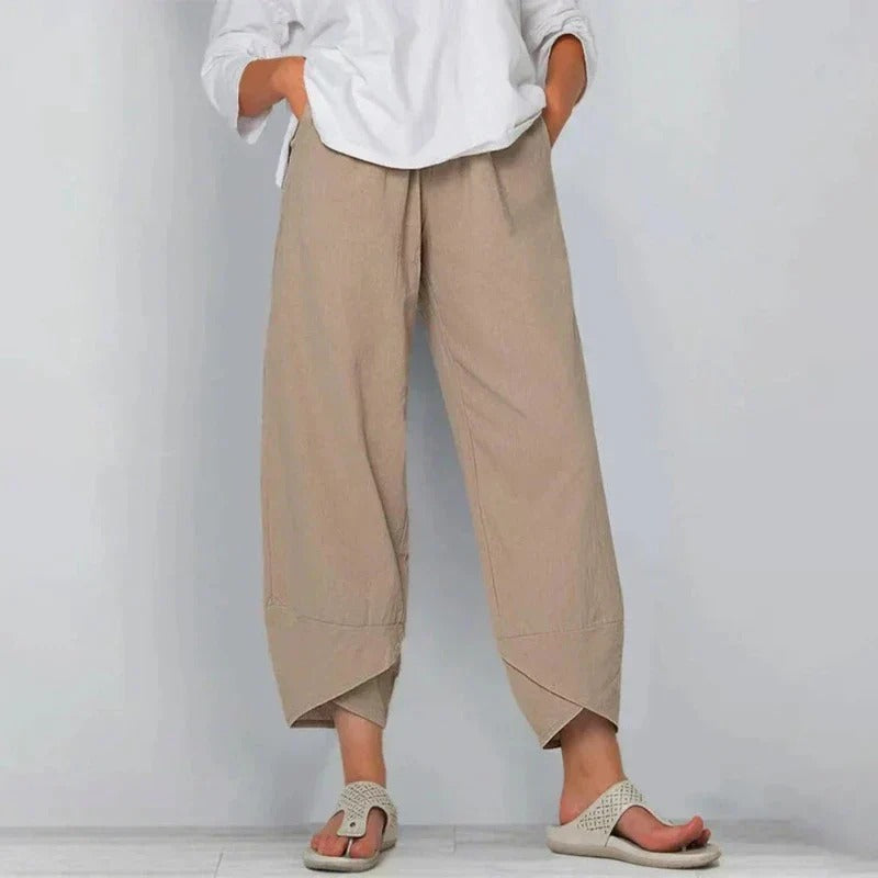 Stylish women's relaxed fit wide-leg pants. High-waisted design offers comfort & modern fashion for versatile wear.