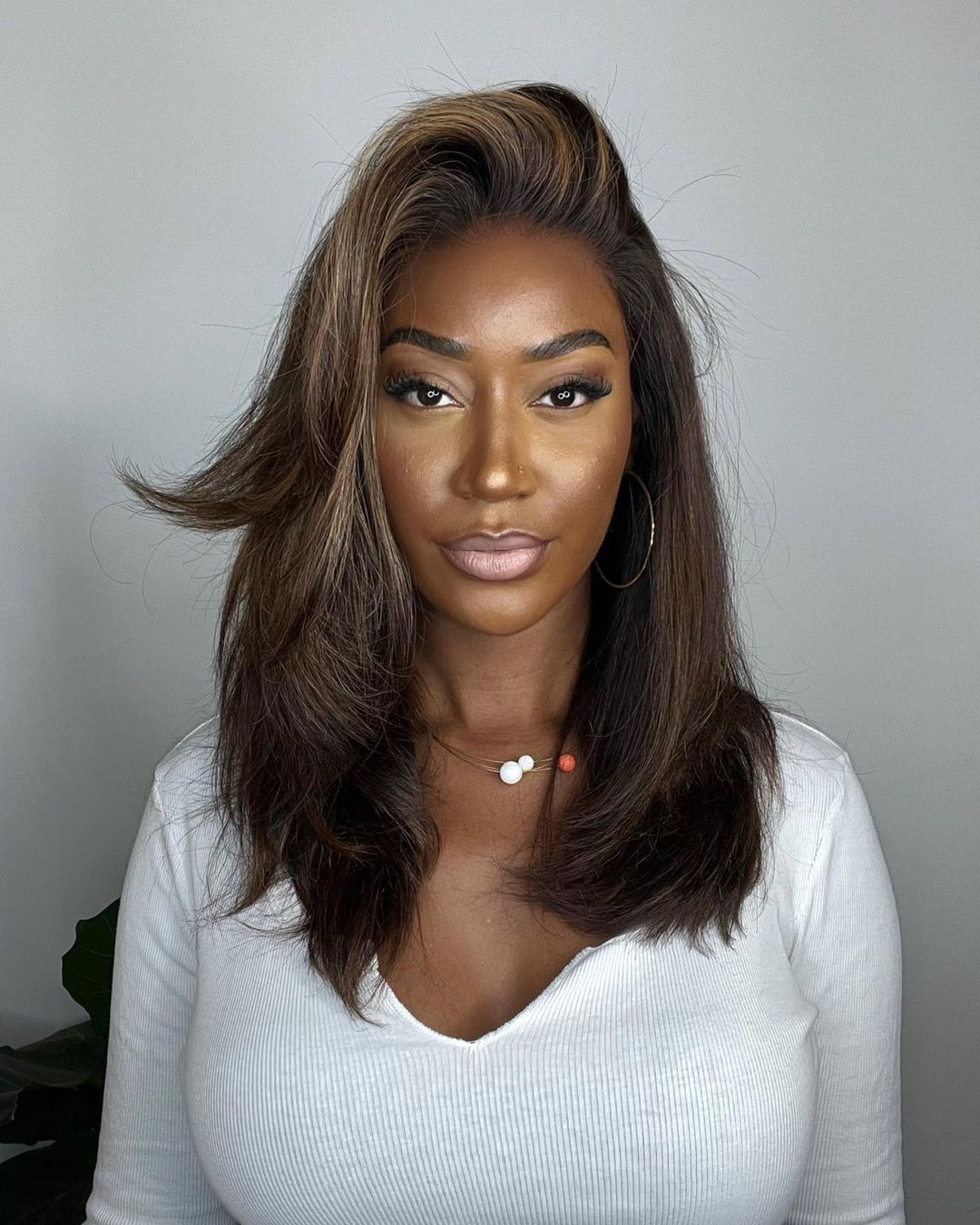 Brunette women's wig with blonde highlights, natural wave, comfortable lace front. Virgin hair look.