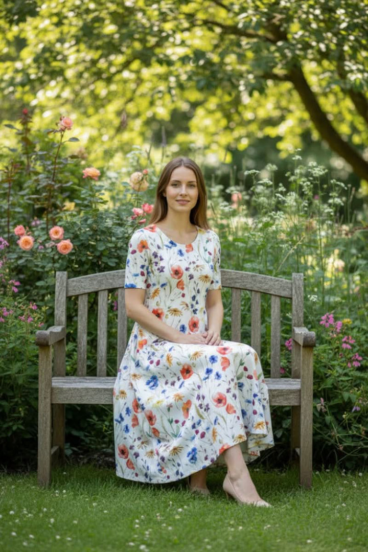 Women's floral print knee-length dress. Casual summer A-line style, perfect for everyday wear.