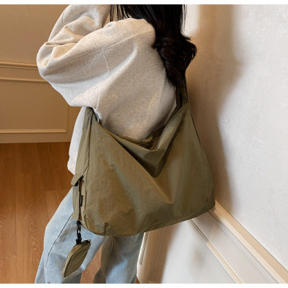 Spacious women's casual crossbody bag, ideal for carrying all your daily essentials comfortably.