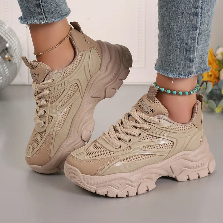 Trendy women's platform sneakers, breathable & lightweight. Ideal for casual fashion & walking.