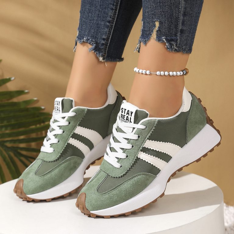Lightweight women's walking sneakers, offering daily support and comfort.