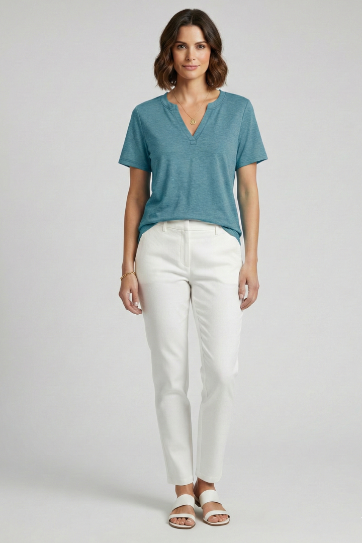 Everyday women's V-neck pullover, plain and relaxed fit. Ideal for comfortable, stylish wear.