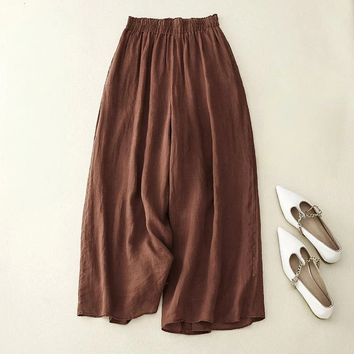 Women's loose waistband trousers in a relaxed fit, perfect for versatile everyday wear & comfort. Chic spring/summer style.